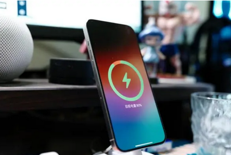 横沥镇苹果15换屏服务分享用什么充电器给iPhone15充电更好 